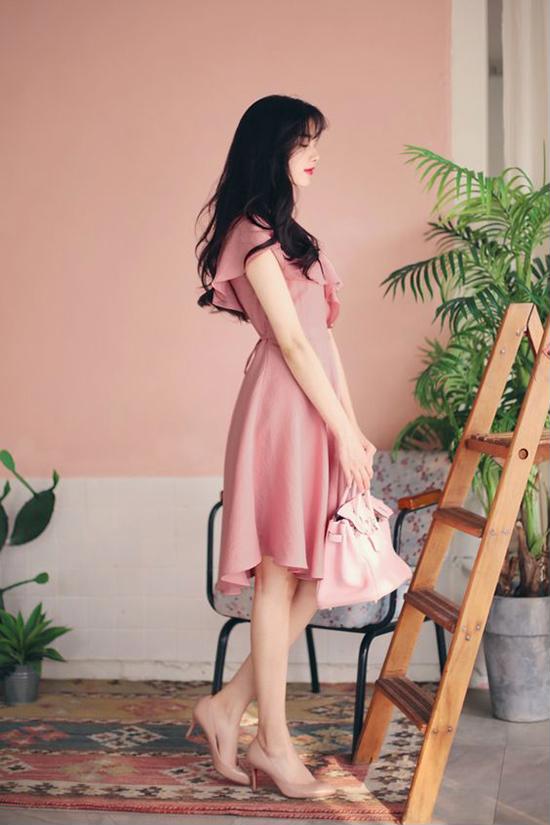 Phối túi xách, giầy cao gót có tông màu đồng điệu cùng váy cổ điển là công thức được nhiều bạn gái áp dụng.    