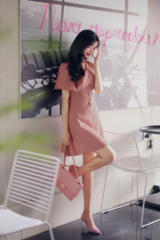 Đầm sơ mi kiểu cài nút được thêm điểm nhấn tay bồng nhằm tôn nét điệu đà cho người mặc.    