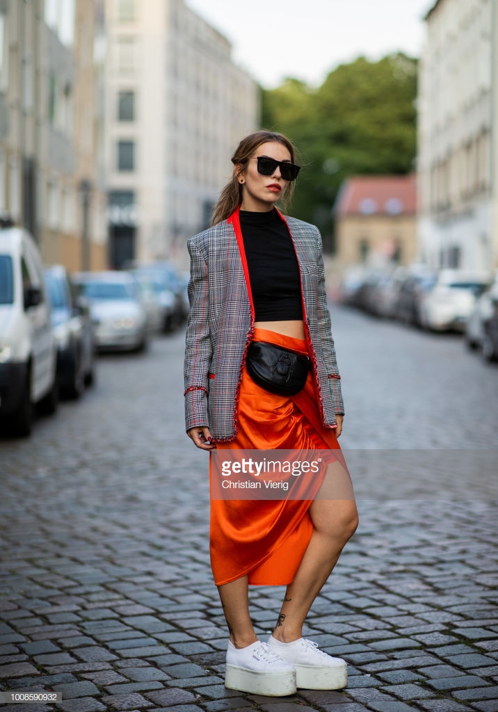 Sử dụng thiết kế chân váy cam phá cách cùng áo blazer xám kẻ, một trong những lựa chọn thường thấy của các cô gái sành điệu. 