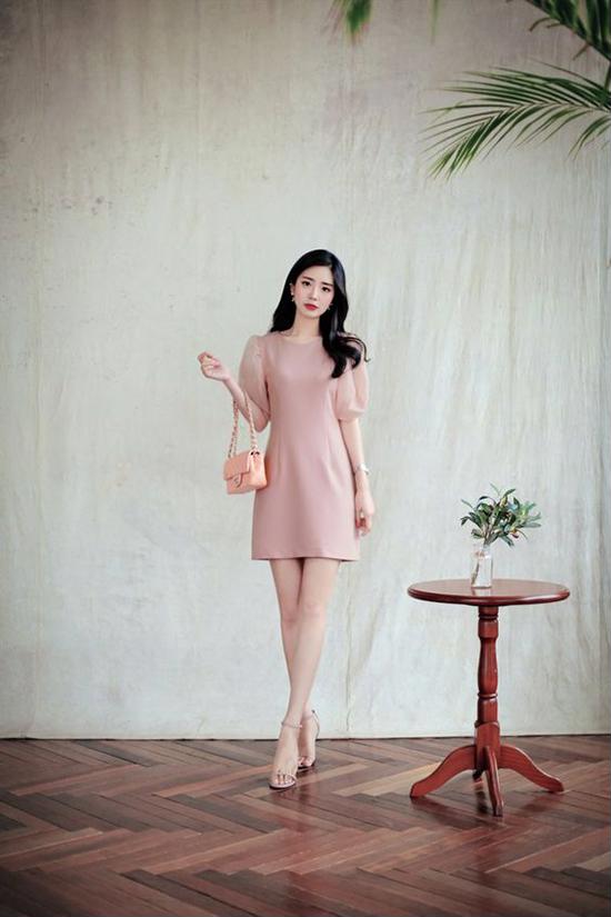 Chọn túi hồng pastel, hồng dâu nhạt đi cùng các kiểu sandal, giày cao gót tím hồng nhạt cũng là cách mang đến sự hài hòa cho tổng thể.    