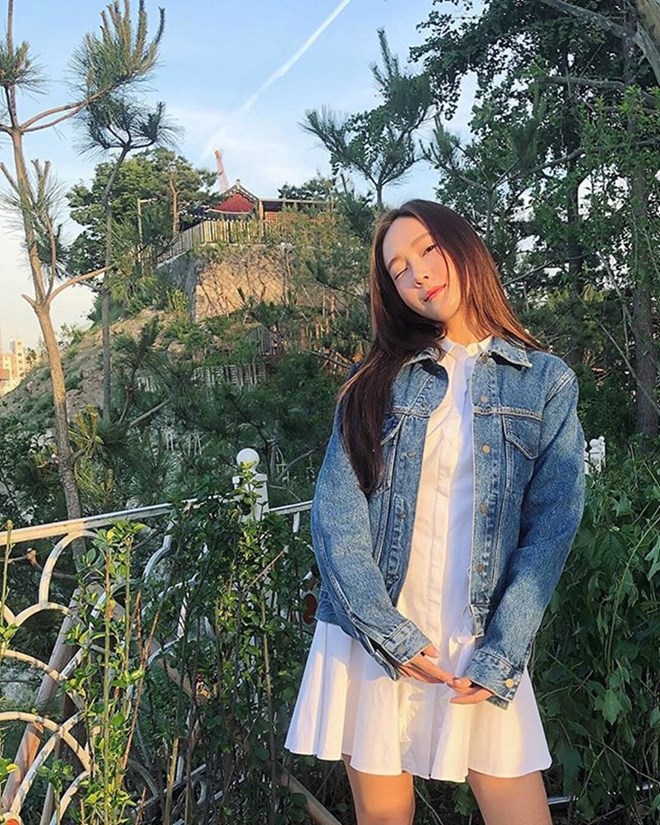 Kiểu áo jacket chất liệu denim của Jessica Jung được phối với váy sơ-mi màu trắng đơn giản, kết hợp cùng Link Vào SHBET88 Mới Nhất thẳng tạo nên vẻ đẹp rất duyên dáng, tự nhiên.  