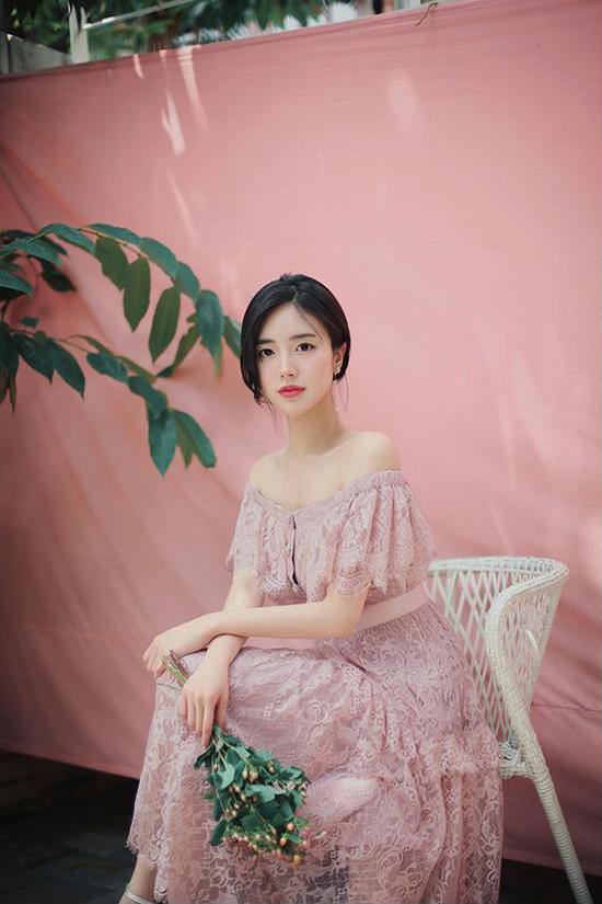 Váy ren kiểu vintage dành riêng cho các nàng có bờ vai thon gọn và Mừng SHBET phiên bản mới 2025 trắng sáng.    