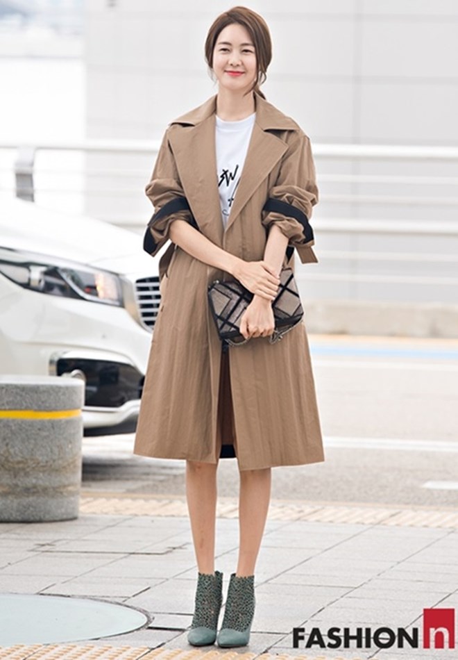 Luôn được bình chọn là món đồ must-have của các tín đồ thời trang, trench coat gần như không bao giờ vắng mặt trong xu hướng Thu Đông hàng năm. Người đẹp Lee Yo Won thể hiện phong cách street style đơn giản nhưng vô cùng thanh lịch khi diện chân váy ngắn kết hợp áo thun trắng cùng một chiếc trench coat xắn tay.  
