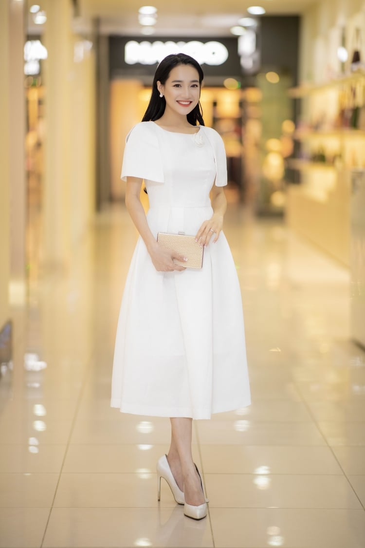 Đầu tiên là chiếc váy trắng kín đáo, dáng xòe kiểu công chúa tinh khôi.  