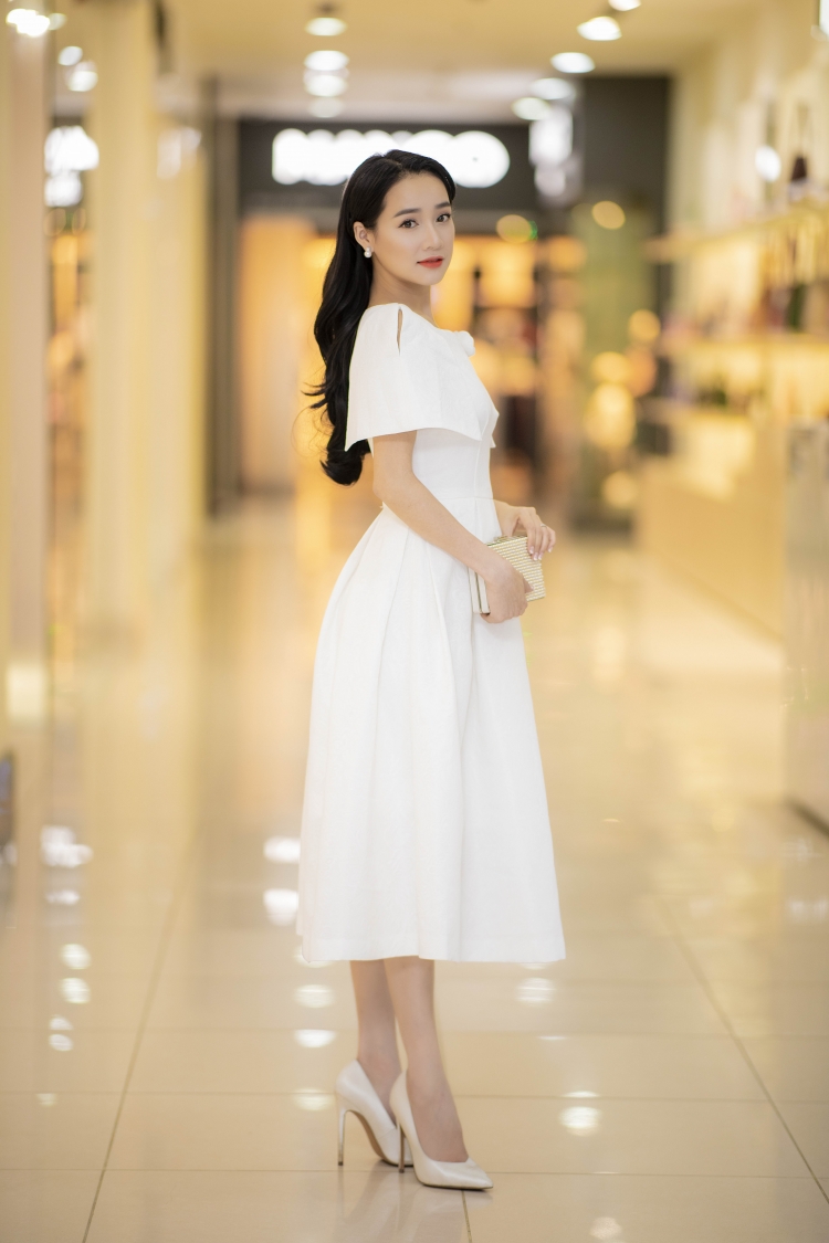 Với giày cao gót màu beige cùng hoa tai bản nhỏ, người đẹp trông vô cùng thu hút.  