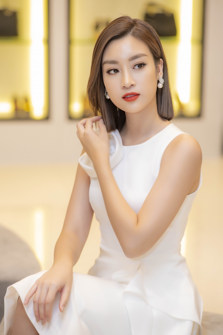 Đỗ Mỹ Linh kiêu sa hết mực trong thiết kế đính hoa ngay vai cùng Shbet123 Link Vào ShBet Mới Nhất ngắn.  