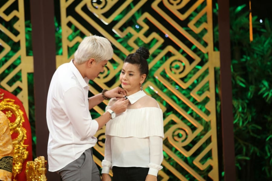 Cùng diện sơ mi trắng nhìn cả hai không có sự chênh lệch tuổi tác là mấy. 