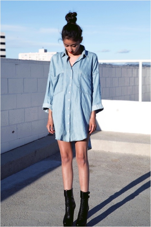 Váy sơ mi denim dáng oversize mix với giày sliip-on, boot hay giày thể thao đều tiện lợi  