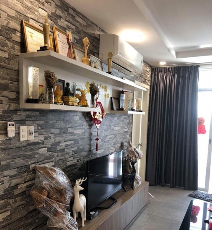 Được biết, căn hộ này nằm ở tầng 21 của một chung cư cao cấp có 2 phòng đơn, 1 phòng khách và 1 phòng bếp. Những bức ảnh sinh hoạt được cặp đôi chia sẻ trên trang cá nhân   khiến khán giả phần nào hình dung ra không gian sống của 2 người.    