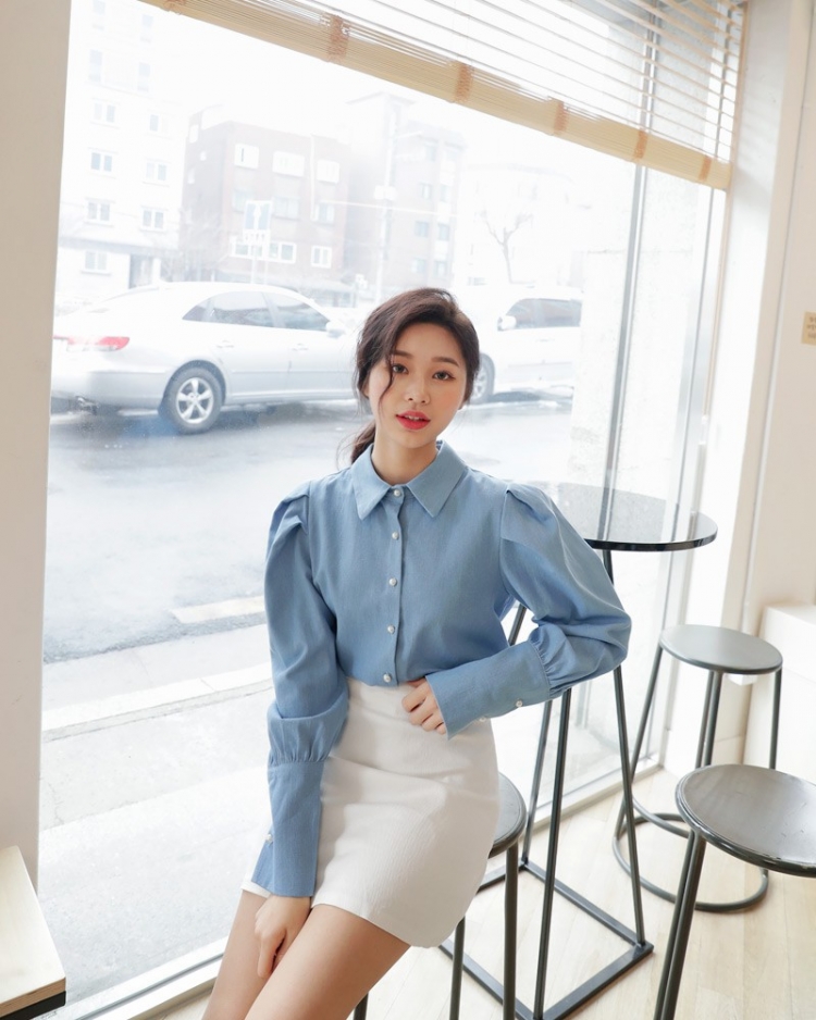 Không chỉ các ngôi sao, các nàng cũng hoàn toàn có thể diện những chiếc áo sơ-mi, áo basic với phần tay này ra phố mà không sợ bị gọi là làm quá, chỉ cần chú ý diện chung các item trơn màu.  