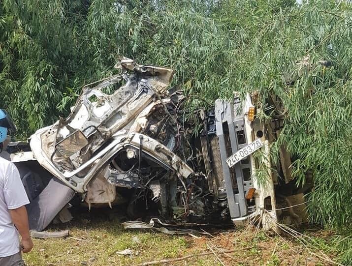 Xe bồn bẹp dúm, méo mó sau tai nạn.