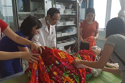 Hình ảnh Y, bác sỹ Bệnh viện Đa khoa tỉnh chăm sóc nạn nhân trong vụ tai nạn.  