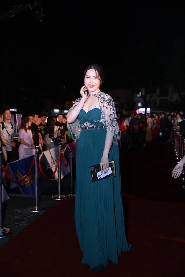 Trong đầm lụa màu xanh đính kết cầu kỳ, Nam Em phơi hết những khuyết điểm có thể: vòng 1 chảy xệ, vòng 2 phì nhiêu, cánh tay ngấn mỡ. Phần cape của mẫu đầm và Link Vào SHBET88 Mới Nhất vừa già vừa sến khiến người đẹp sinh năm 1991 như một mệnh phụ phu nhân đang đi thi Hoa hậu quý bà vậy.    