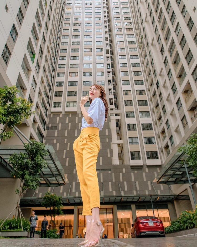 Ninh Dương Lan Ngọc khiến cộng đồng mạng không thể ngừng thả tim vào tấm hình này. Chẳng những vì outfit quá đẹp mà còn bởi góc chụp sáng tạo, làm nên bức ảnh siêu chất.  