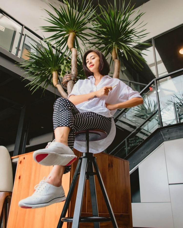 Chỉ cần một chiếc quần họa tiết chấm bi đúng trend cuối năm nay thôi, Ngô Thanh Vân đã khiến set đồ đơn giản trở nên “bừng sáng”.  