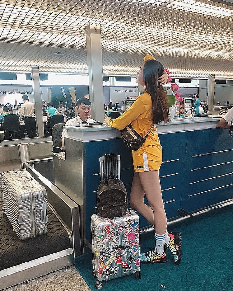 Quả thật, màu vàng vẫn còn “hot” đến cuối năm nay, chẳng thế mà cả á hậu Lệ Hằng cũng lựa chọn khoe dáng trong bộ cánh năng động với gam màu này.  