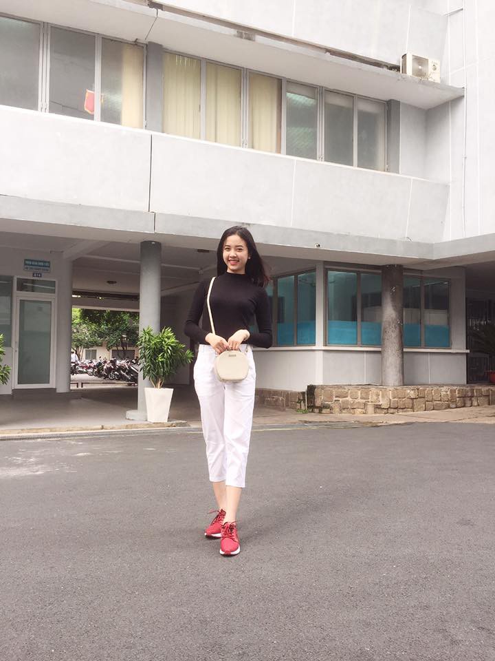 Chỉ diện đồ đơn giản nhưng Thúy An vẫn vô cùng nổi bật nhờ nhan sắc xinh đẹp.
