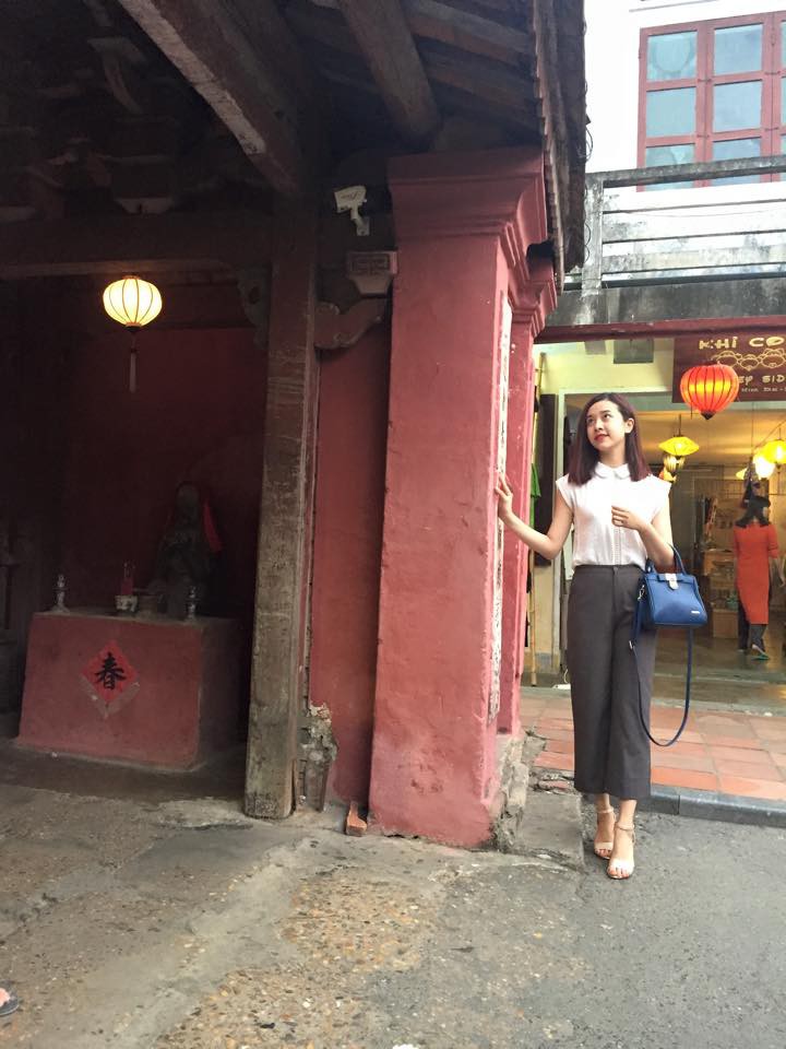 Nổi bật giữa phố với sơ mi + quần vải.