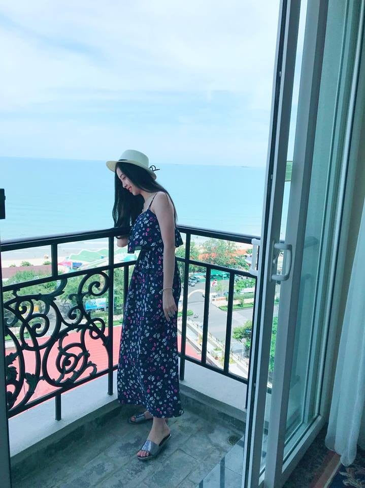 Có thể thấy, so với hai cô em thì phong cách của Thúy An trưởng thành và chững chạc hơn hẳn.    