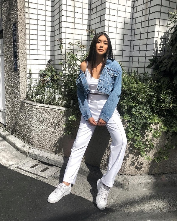  Được biết đến là một trong những fashionista gốc Việt đình đám với phong cách trẻ trung, cá tính mà gợi cảm, Instagram của Thảo Nhi Lê đạt hơn 120 nghìn người theo dõi. Cô lựa chọn denim jacket để làm nét chấm phá cho set đồ trắng tiệp màu.