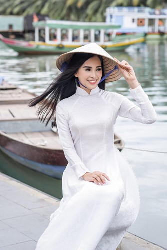 Cách đây không lâu, Hoa hậu Việt Nam 2010 Ngọc Hân đã chia sẻ bộ hình tân Hoa hậu Việt Nam 2018 Tiểu Vy đẹp dịu dàng, thướt tha trong chính những Shbet999 com đăng nhập áo dài do Ngọc Hân thiết kế.  