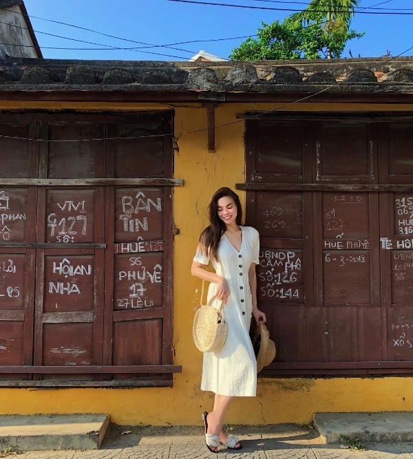 Không phải là những cây đồ phủ đầy hàng hiệu quen thuộc, tuần này, Hồ Ngọc Hà lại lựa chọn phong cách nữ tính mà đơn giản. 'Nữ hoàng giải trí' diện một mẫu đầm cổ V tông màu camel đậm chất vintage, không quên nhấn nhá thêm loạt phụ kiện như mũ cói, túi cói và dép lê thoải mái.    