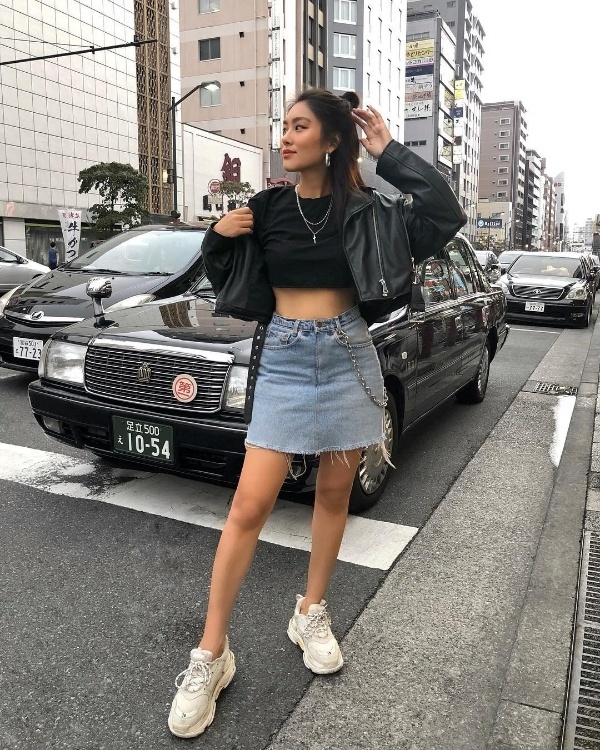 Ngoài denim jacket thì áo khoác da cool ngầu chính là món đồ được cô bổ sung cho tủ đồ mùa thu của mình. Cô phối item này cùng crop top và chân váy jean cá tính. Để hoàn thiện set đồ street style, Thảo Nhi Lê sử dụng thêm phụ kiện là đôi giày sneaker khỏe khoắn.    