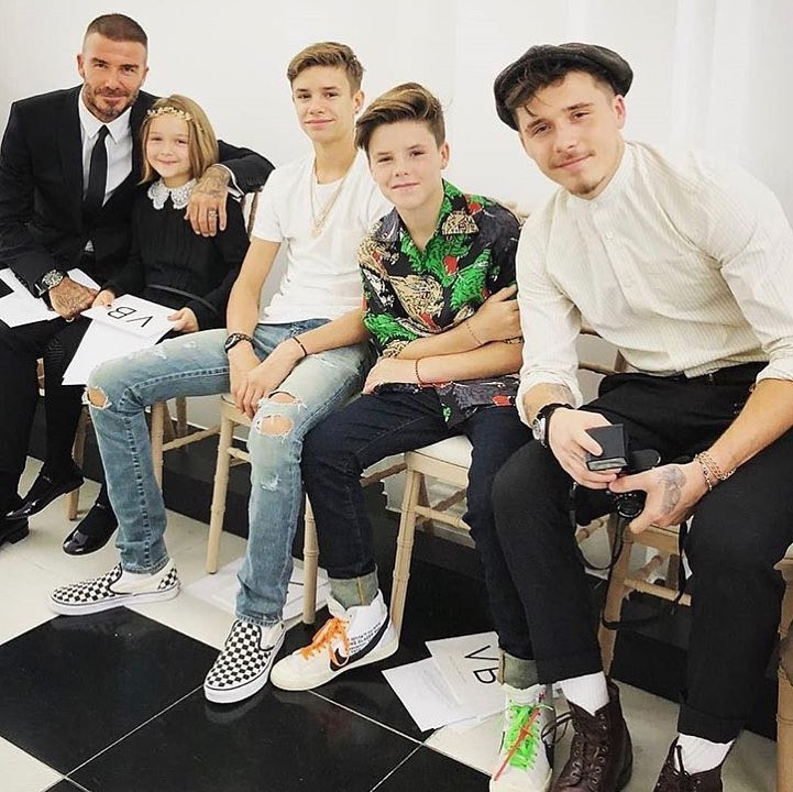 David Beckham cùng các con ngồi ở hàng ghế đầu cổ vũ cho mẹ Vic.