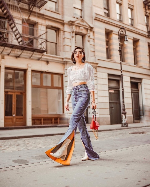 Có thể nói, từ trước đến nay phong cách của Olivia Lazuardy luôn được đánh giá cao bởi tính sáng tạo. Cô luôn tìm tòi để cho ra đời những công thức mix đồ hay ho, thú vị mà ứng dụng được dễ dàng. Lăng xê áo tay phồng cổ vuông trendy, cô phối item này cùng với quần jean cạp cao xẻ gấu đầy phá cách.    
