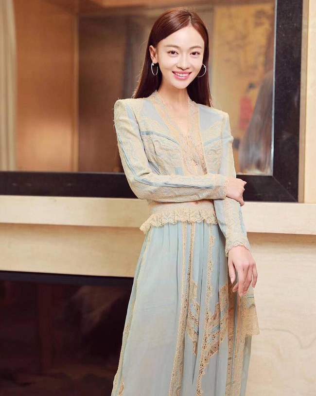 Đã gầy thì chớ, lại còn mặc đầm xanh pha ren, bộ đầm không thể sang trọng hay duyên dáng nổi chỉ bởi vóc dáng quá gầy của Ngô Cẩn Ngôn.    