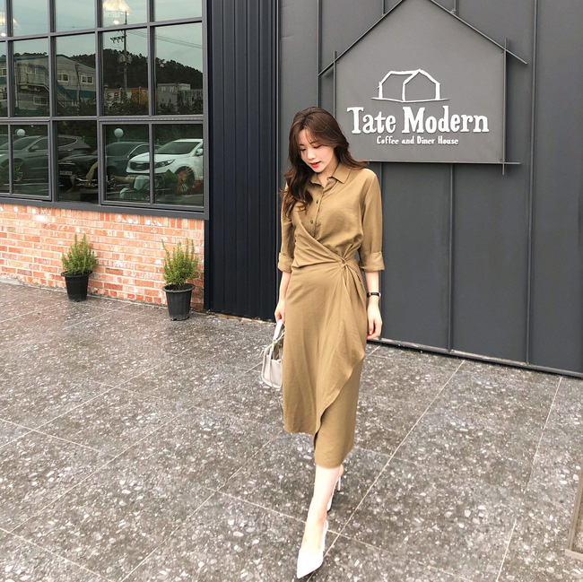 Cô nàng này lựa chọn cho mình chiếc váy sơ mi với tông màu đậm chất thu, với thiết kế này bạn chỉ cần lựa chọn một đôi cao gót, thêm chiếc túi xách nhỏ xinh là đã có ngay set đồ hoàn chỉnh rồi.    
