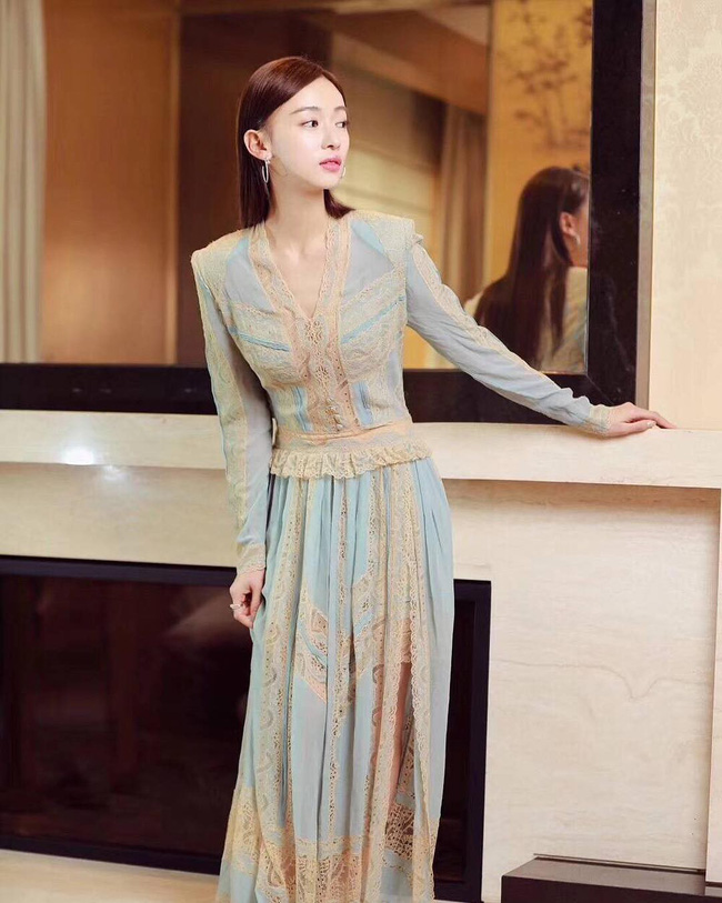 Ngô Cẩn Ngôn cứ mãi xanh xao thiếu sức sống thế này thì mặc đồ gì cũng không sang nổi huống chi là bộ đầm xanh mỏng manh này.    
