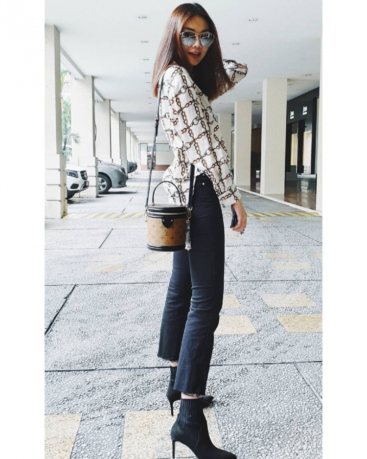 Thanh Hằng giữ vững danh xưng fashionista với outfit chất chơi, gồm toàn những món phụ kiện hàng hiệu đắt giá.  