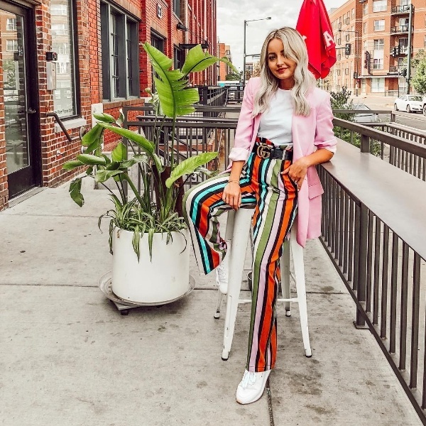 Ở 1 diễn biến khác, nàng Blogger thời trang nổi tiếng Alena Gidenko lại yêu thích và lựa chọn áo blazer gam màu pastel nữ tính. Cô kết hợp item này để mix cùng với áo thun trơn màu và quần kẻ sọc sặc sỡ. Chiếc thắt lưng Gucci chính là điểm nhấn sang chảnh cho set đồ trẻ trung này.    