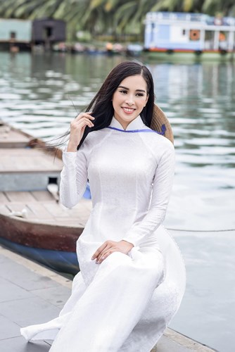 Và khi nhìn thấy Tiểu Vy diện những mẫu áo dài, Ngọc Hân bất ngờ trước sự biến hóa của Tiểu Vy. Từ một khuôn mặt mộc rất xinh xắn, hồn nhiên và dễ thương nhưng đến lúc trang điểm, diện lên tà áo dài thì Tiểu Vy cô cùng dịu dàng, nữ tính và cuốn hút.   