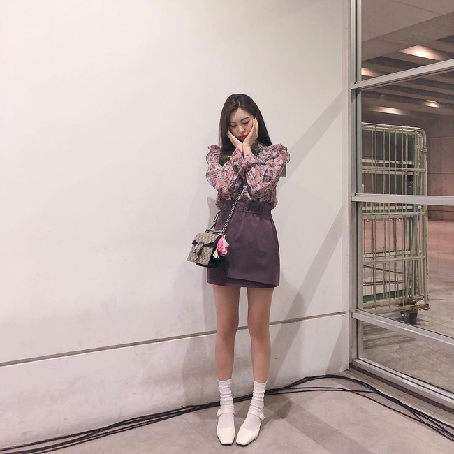 Ngoài áo len, các nàng chớ bỏ qua những chiếc áo blouse dài tay nhé, những kiểu áo này vừa đơn giản, dễ mặc và đặc biệt là mang lại cho bạn vẻ ngoài đầy hút mắt.    
