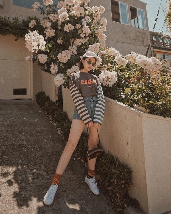 Không chỉ là một fashionista có style đẹp mắt, Vivid Wu còn được biết đến như là một stylist có tiếng. Tuần này, set đồ với bộ đôi áo thun dài tay họa tiết và quần short jean là sự lựa chọn của quý cô này.     