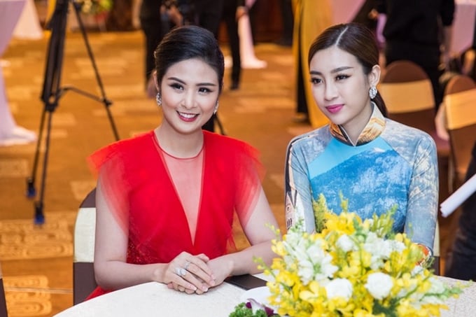 Trong khi đàn chị Ngọc Hân có một chiếc váy mặc những 2 lần, còn Đỗ Mỹ Linh thì ngược lại, một sự kiện lại thay tận 2 bộ cánh.  