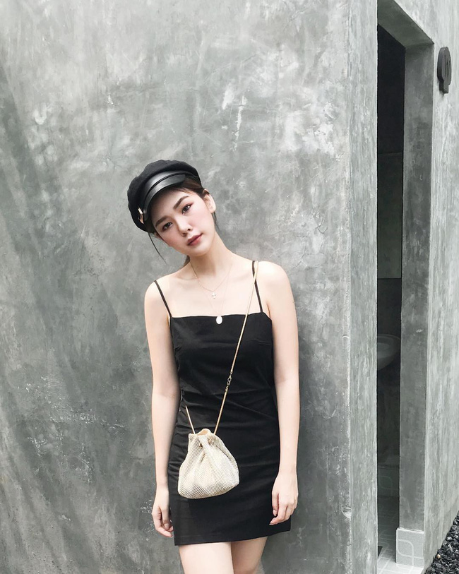Cô nàng này vẫn thoải mái lựa chọn kiểu váy hai dây cho mình, chiếc váy tuy đơn giản nhưng nhờ phụ kiện như vòng cổ hay túi xách mà trở nên ấn tượng hơn.    