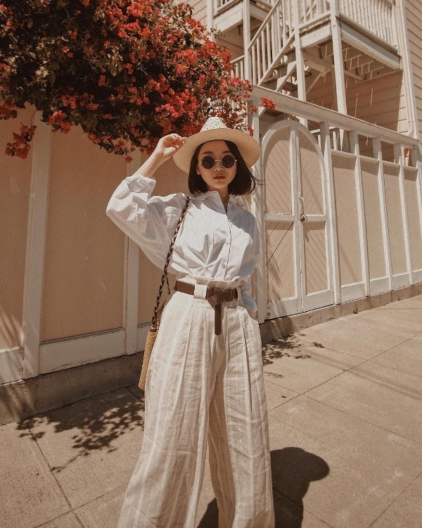 Biến tấu áo sơ mi trắng quen thuộc trở nên mới mẻ hơn, fashionista xinh đẹp phối item này cùng với quần ống rộng chất liệu thô đũi. Để bộ Shbet999 com đăng nhập trở nên gọn gàng và không bị nhạt nhòa, cô sử dụng thêm phụ kiện đi kèm là thắt lưng da nâu trầm và mũ fedora sành điệu.    