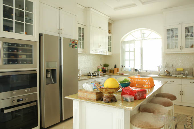 Khu vực bếp được Minh Khang xem là quan trọng nhất trong nhà. Vợ chồng anh thích ăn cơm nhà nên sắm tủ lạnh lớn, đầu tư đầy đủ dụng cụ làm bếp. Thúy Hạnh biết nấu nhiều Shbet0099 cá cược trực tuyến ngon. Anh Minh Khang 'than phiền' nhiều năm nay anh không thể giảm cân vì được vợ chăm sóc kỹ lưỡng.    