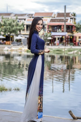 Ngắm những hình ảnh đẹp dịu dàng của Tiểu Vy trong tà áo dài của Ngọc Hân...    