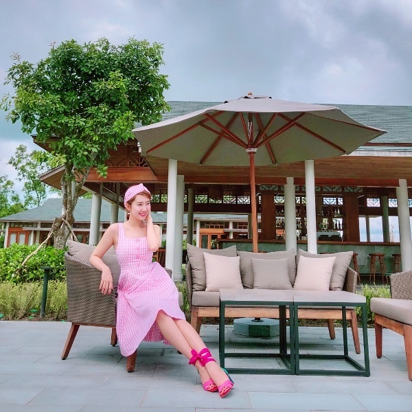Khánh Ngân của 'Gạo nép gạo tẻ' hóa tiểu thư yêu kiều với bộ đầm hai dây hoạ tiết kẻ phủ tông hồng điệu đà. Chiếc khăn quấn đầu và đôi sandals buộc nơ ton sur ton trở thành cặp phụ kiện hoàn hảo cho set đồ của nữ diễn viên thêm phần ấn tượng.    