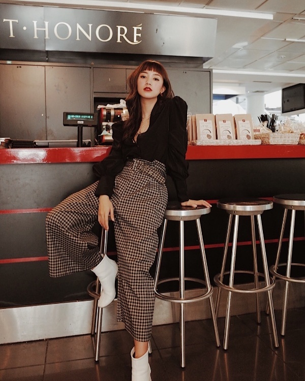 Áo blouse tay bồng cùng quần kẻ ging ham và boots thấp cổ màu trắng là combo lý tưởng để Salim có một bộ cánh vừa chất vừa cá tính xuống phố cuối tuần.    