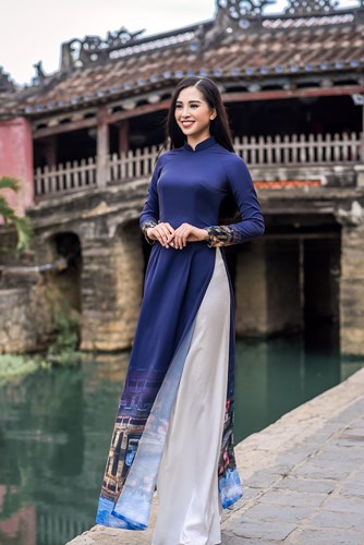 Tiểu Vy vô cùng duyên dáng trong tà áo dài.