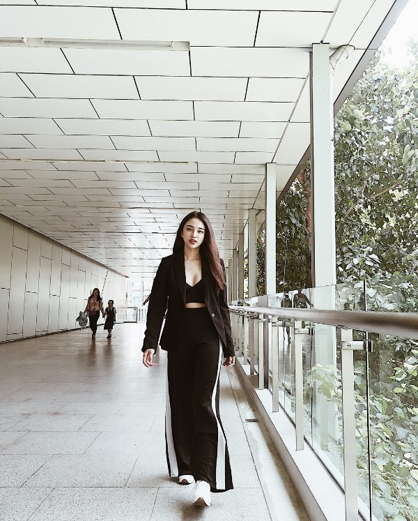 Yumi Thiên Nga tạo nên phép cộng lý tưởng khi phối áo crop top gợi cảm cùng quần thể thao khỏe khoắn và blazer thanh lịch. Sự kết hợp này tạo nên cho cô một bộ Shbet999 com đăng nhập đầy phá cách mà mới mẻ.    