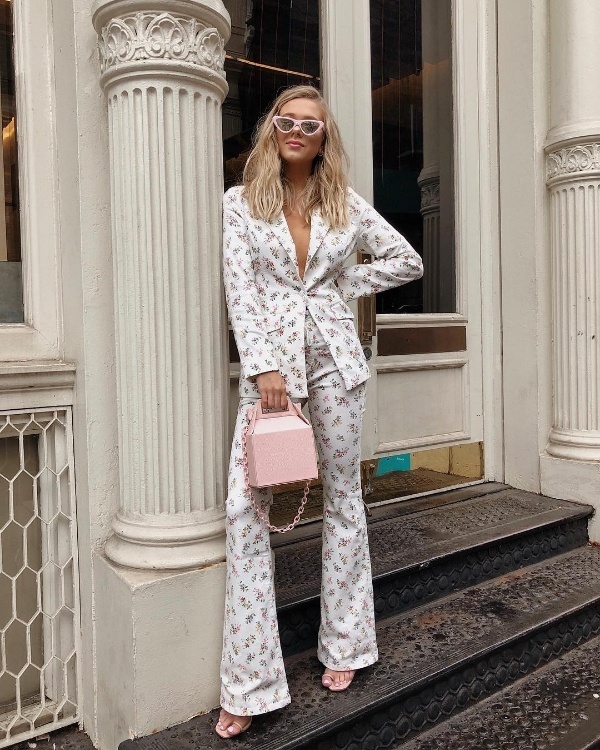 Suit họa tiết hoa nhí là lựa chọn ưu tiên hàng đầu của nhiều quý cô cá tính, trong đó có fashionista đến từ Canada này. Chẳng cầu kì, chỉ cần phối Shbet999 com đăng nhập cùng với kính mắt, túi xách màu sáng, cô đã có ngay một phong cách trẻ trung mà hợp mốt rồi.    