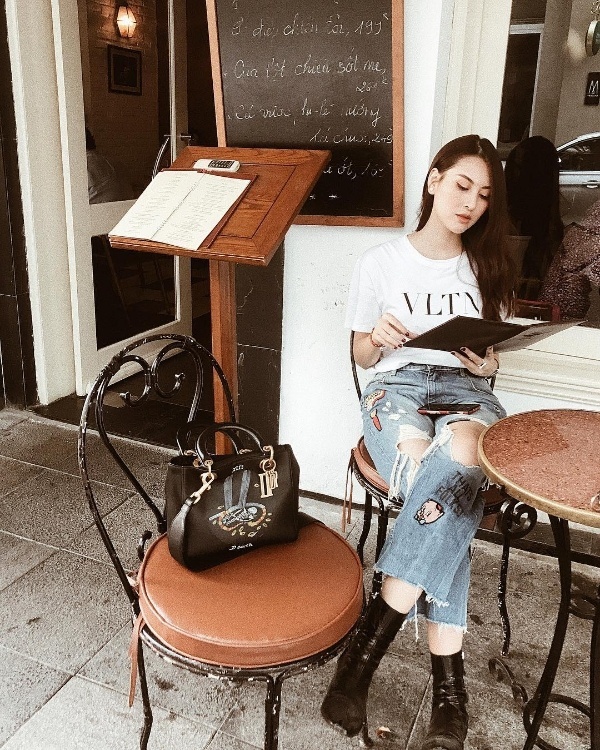  Áo phông in slogan của Valentino, quần jean rách và boots da thấp cổ là bộ ba hoàn hảo giúp Hà Lade có  được style cá tính nhưng không kém phần thời thượng.    