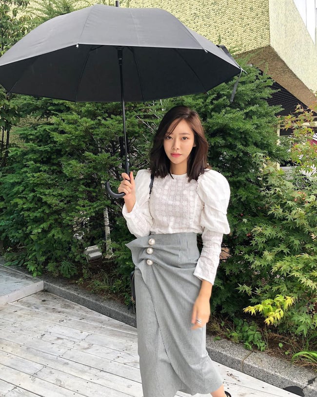 Thêm một gợi ý nữa từ áo blouse dài tay và chân váy midi mà bạn hoàn toàn có thể học tập từ cô nàng này.    