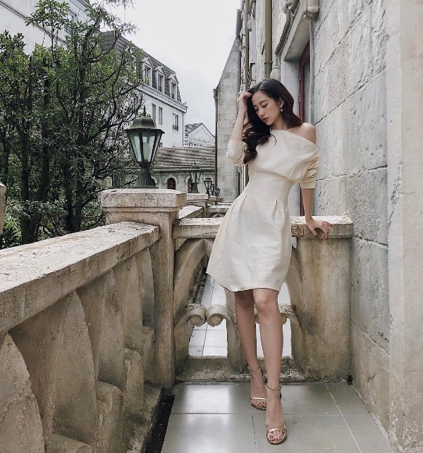 Không quá cầu kỳ, dù chỉ mặc váy lệch vai màu be, Jun Vũ vẫn cực kì cuốn hút mà duyên dáng. Để hoàn thiện phong cách, cô lựa chọn phụ kiện đi kèm là sandals quai mảnh tiệp màu.    